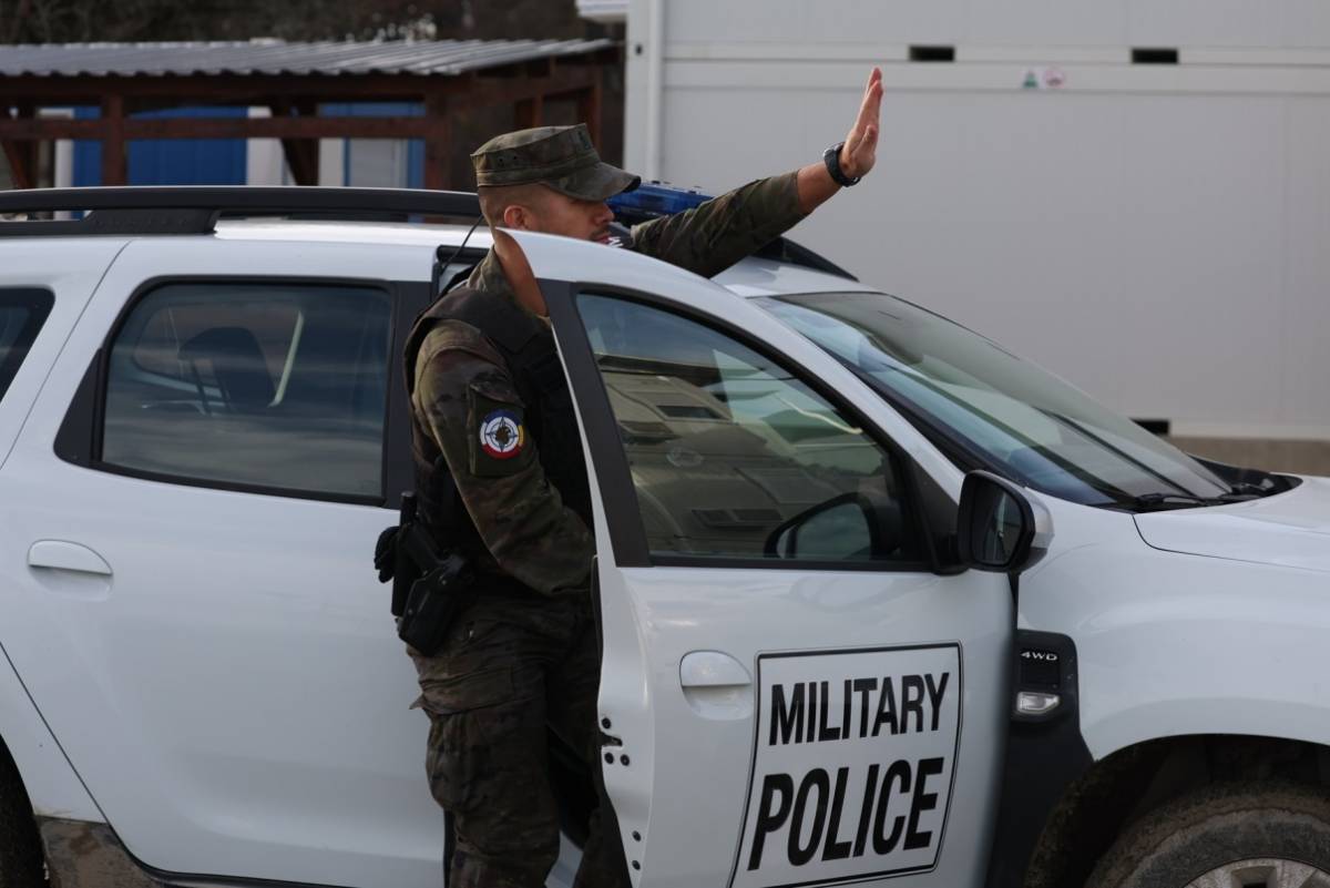 Un miembro del equipo de PN de la AGRUMAD destinado en Rumania dando el alto. (foto FIMAR R-II)