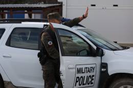 Un miembro del equipo de PN de la AGRUMAD destinado en Rumania dando el alto. (foto FIMAR R-II)
