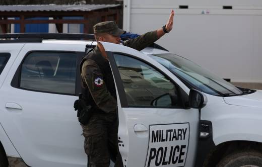 Un miembro del equipo de PN de la AGRUMAD destinado en Rumania dando el alto. (foto FIMAR R-II)