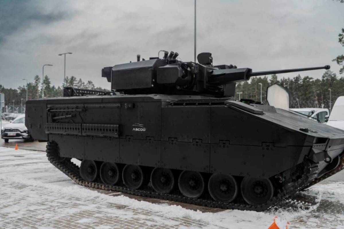 ASCOD adquirido por Letonia durante la firma del grupo (Ministerio de Defensa)