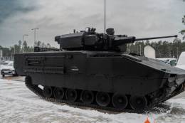 ASCOD adquirido por Letonia durante la firma del grupo (Ministerio de Defensa)