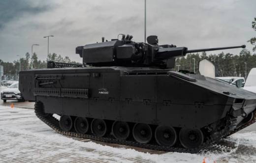 ASCOD adquirido por Letonia durante la firma del grupo (Ministerio de Defensa)