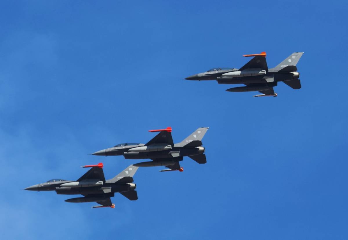 Segunda formación de F-16 argentinos realizando un inicial antes de aterrizar en la Base Aérea de Zaragoza (defensa.com) Segunda formación de F-16 argentinos realizando un inicial antes de aterrizar en la Base Aérea de Zaragoza (defensa.com)