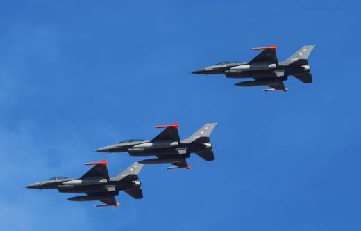 Segunda formacin de F-16 argentinos realizando un inicial antes de aterrizar en la Base Area de Zaragoza (defensa.com)