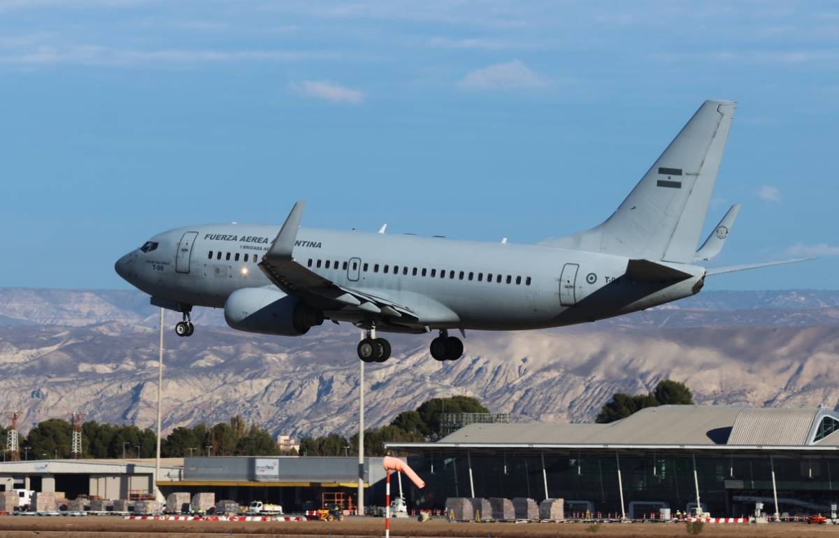 Poco antes de la llegada de los aviones de combate F-16, aterrizó en Zaragoza un Boeing 737 de la FAA que transportaba a los mecánicos. (defensa.com) Poco antes de la llegada de los aviones de combate F-16, aterrizó en Zaragoza un Boeing 737 de la FAA que transportaba a los mecánicos. (defensa.com)