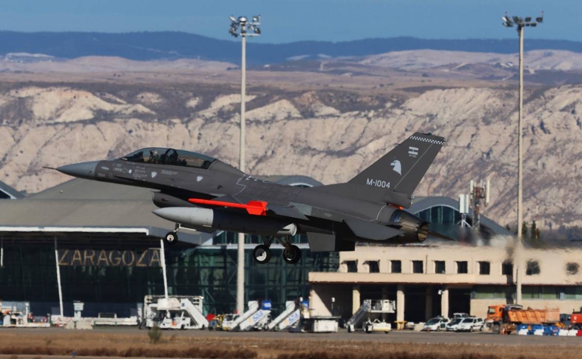 El F-16B (matrícula 1004) de la FAA aterriza en Zaragoza, como muestra el cartel de la terminal del aeropuerto. (defensa.com) El F-16B (matrícula 1004) de la FAA aterriza en Zaragoza, como muestra el cartel de la terminal del aeropuerto. (defensa.com)