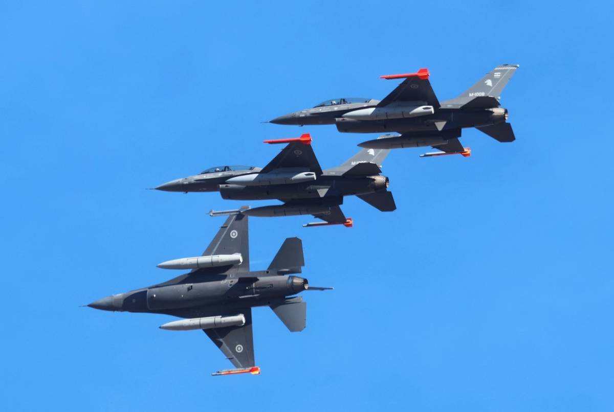 Espectacular rotura de la primera formación de F-16 argentinos a su llegada a Zaragoza. (defensa.com) Espectacular rotura de la primera formación de F-16 argentinos a su llegada a Zaragoza. (defensa.com)