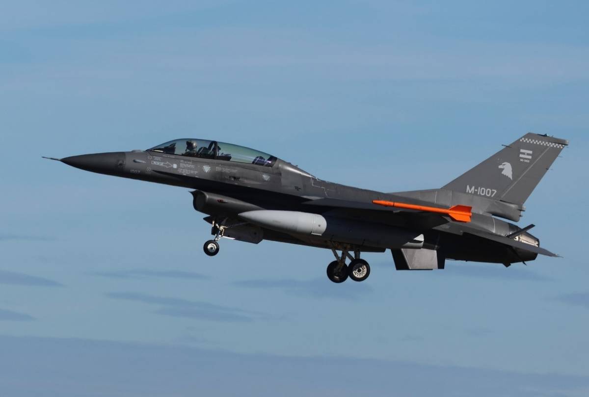 Uno de los nuevos biplazas F-16B de la FAA, concretamente el matriculado M-1007, llegando a Zaragoza procedente de Dinamarca. (defensa.com) Uno de los nuevos biplazas F-16B de la FAA, concretamente el matriculado M-1007, llegando a Zaragoza procedente de Dinamarca. (defensa.com)