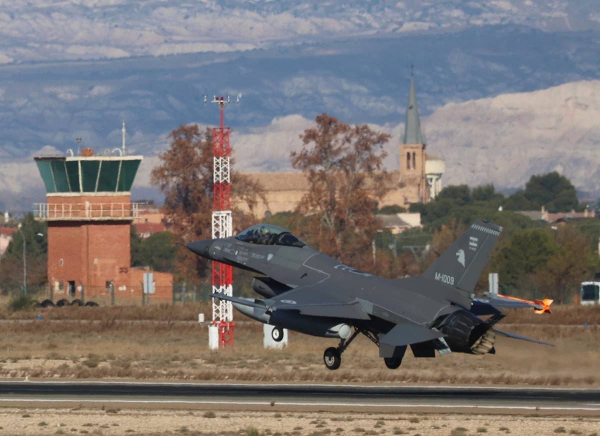 Uno de los F-16A argentinos monoplaza aterrizando en la Base Aérea de Zaragoza; al fondo puede verse la iglesia de Garrapinillos. (defensa.com) Uno de los F-16A argentinos monoplaza aterrizando en la Base Aérea de Zaragoza; al fondo puede verse la iglesia de Garrapinillos. (defensa.com)