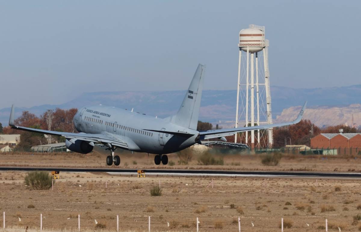 El Boeing 737 en fase final de toma en Zaragoza. Se aprecia la torre con el depósito de agua, característica de las bases construidas o adaptadas por ingenieros de los Estados Unidos. (defensa.com) El Boeing 737 en fase final de toma en Zaragoza. Se aprecia la torre con el depósito de agua, característica de las bases construidas o adaptadas por ingenieros de los Estados Unidos. (defensa.com)