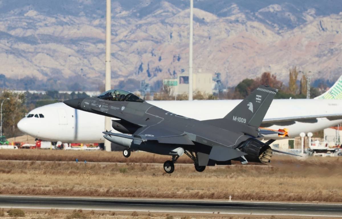 Uno de los primeros F-16A de la FAA realizando su aterrizaje en la pista 30R de Zaragoza. Al fondo se observa un carguero A330 de la compañía Mas Air. (defensa.com) Uno de los primeros F-16A de la FAA realizando su aterrizaje en la pista 30R de Zaragoza. Al fondo se observa un carguero A330 de la compañía Mas Air. (defensa.com)