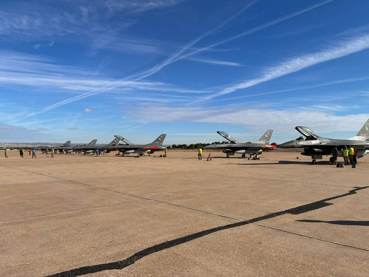 Los seis nuevos F-16 —cuatro biplazas y dos monoplazas— de la FAA, en la plataforma sur de la Base Aérea de Zaragoza. (Foto: Luis Petri) Los seis nuevos F-16 —cuatro biplazas y dos monoplazas— de la FAA, en la plataforma sur de la Base Aérea de Zaragoza. (Foto: Luis Petri)
