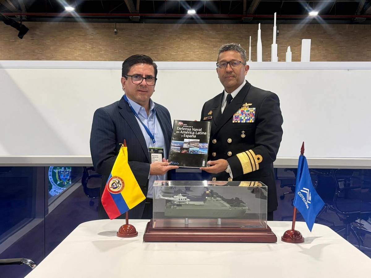 Carlos Vanegas, corresponsal de Grupo Edefa en Colombia, entrega el Anuario de la Defensa Naval al Vicealmirante Luis Fernando M�rquez Velosa.
