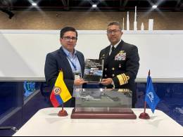 Carlos Vanegas, corresponsal de Grupo Edefa en Colombia, entrega el Anuario de la Defensa Naval al Vicealmirante Luis Fernando Mrquez Velosa.