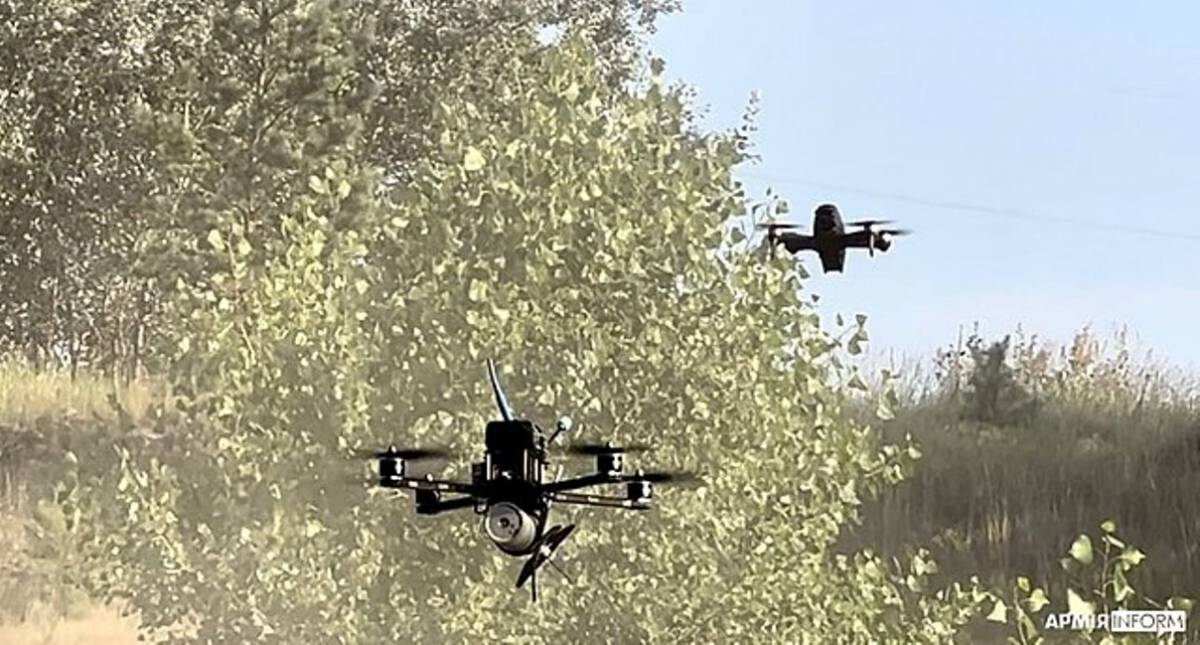 La 25.ª Brigada Sicheslavska ucraniana muestra sus drones de ataque FPV improvisados en junio de 2023 (vía Wikimedia Commons, bajo licencia CC BY 4.0. Recuperado de link) La 25.ª Brigada Sicheslavska ucraniana muestra sus drones de ataque FPV improvisados en junio de 2023 (vía Wikimedia Commons, bajo licencia CC BY 4.0. Recuperado de link)