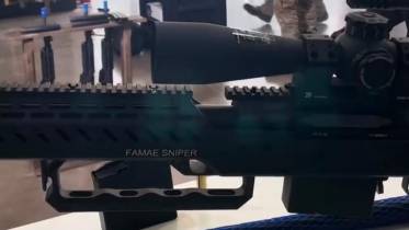 Captura de video promocional de FAMAE, con rifle de francotirador en primer plano. 