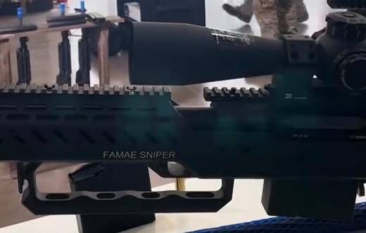 Captura de video promocional de FAMAE, con rifle de francotirador en primer plano. 