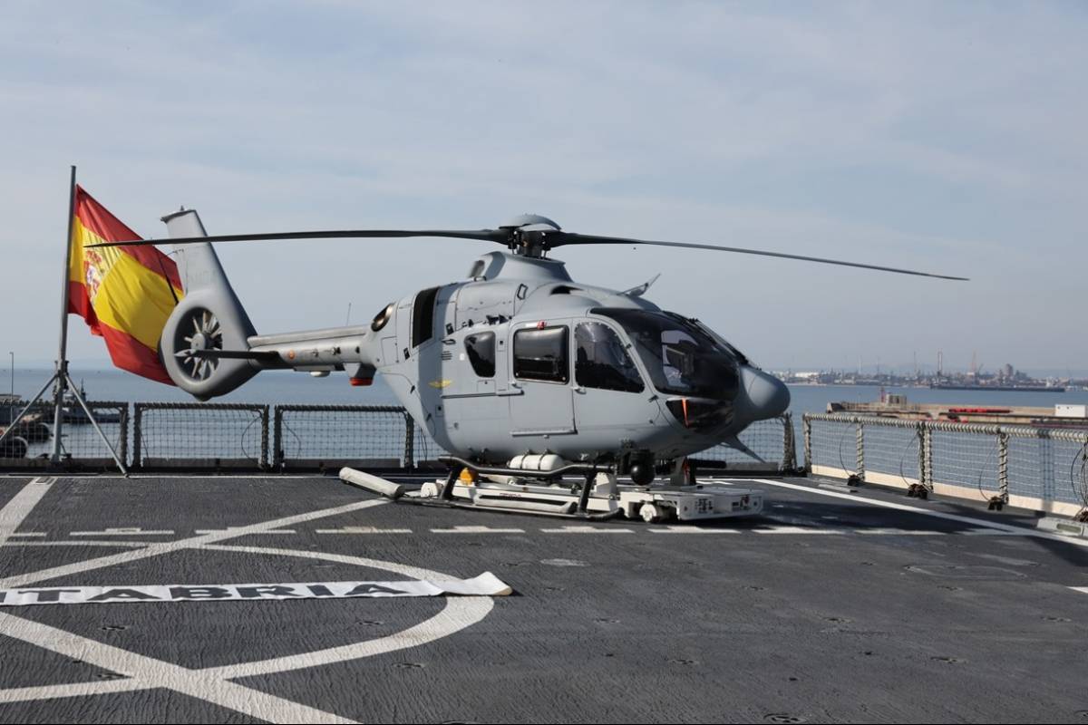 H135 de la FOAN en la cubierta de vuelo BAC �Cantabria�, actualmente operando en la misi�n de la OTAN �Noble Shield�. (foto FLOAN)