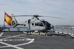 H135 de la FOAN en la cubierta de vuelo BAC Cantabria, actualmente operando en la misin de la OTAN Noble Shield. (foto FLOAN)