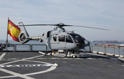 H135 de la FOAN en la cubierta de vuelo BAC Cantabria, actualmente operando en la misin de la OTAN Noble Shield. (foto FLOAN)