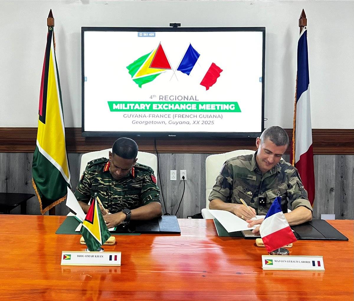 El jefe del Estado Mayor de la Defensa de la GDF brigadier Omar Khan y el comandante de la FAG el general de División Aérea Géraud Laborie. (Créditos: FAG) El jefe del Estado Mayor de la Defensa de la GDF brigadier Omar Khan y el comandante de la FAG el general de División Aérea Géraud Laborie. (Créditos: FAG)