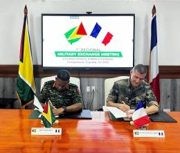 El jefe del Estado Mayor de la Defensa de la GDF brigadier Omar Khan y el comandante de la FAG el general de Divisin Area Graud Laborie. (Crditos: FAG)