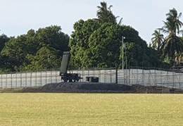 Un radar AN/TPS-80 G/ATOR en el Aeropuerto Internacional Arthur NR Robinson. 