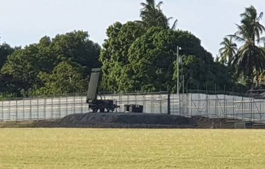 Un radar AN/TPS-80 G/ATOR en el Aeropuerto Internacional Arthur NR Robinson. 