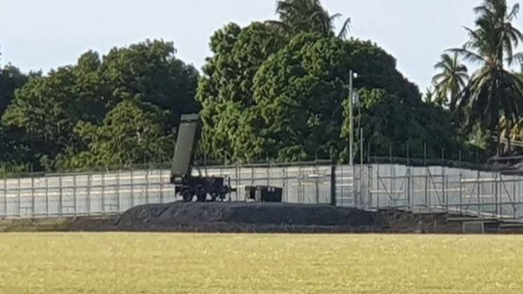 Un radar AN/TPS-80 G/ATOR en el Aeropuerto Internacional Arthur NR Robinson. 