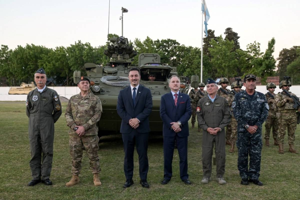 El MINDEF Luis Petri el embajador de EEUU y los jefes de las instituciones castrenses. El MINDEF Luis Petri el embajador de EEUU y los jefes de las instituciones castrenses.