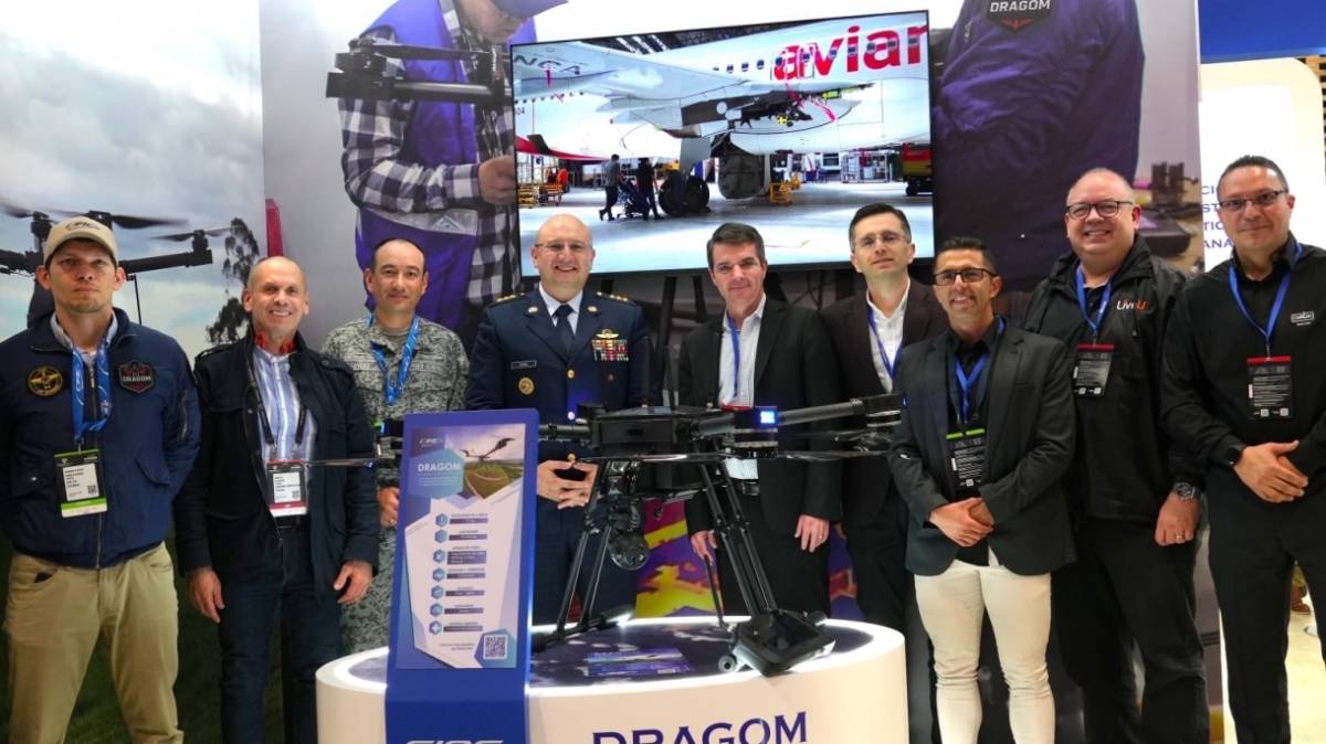 El General (Aviación) Andrés Guzmán Morales junto al equipo de LiveU en Expodefensa. El General (Aviación) Andrés Guzmán Morales junto al equipo de LiveU en Expodefensa.
