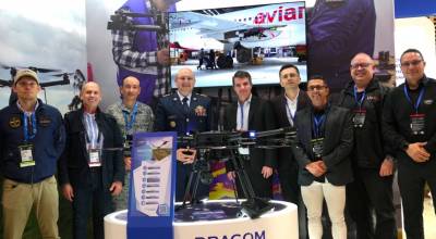 El General (Aviacin) Andrs Guzmn Morales junto al equipo de LiveU en Expodefensa.