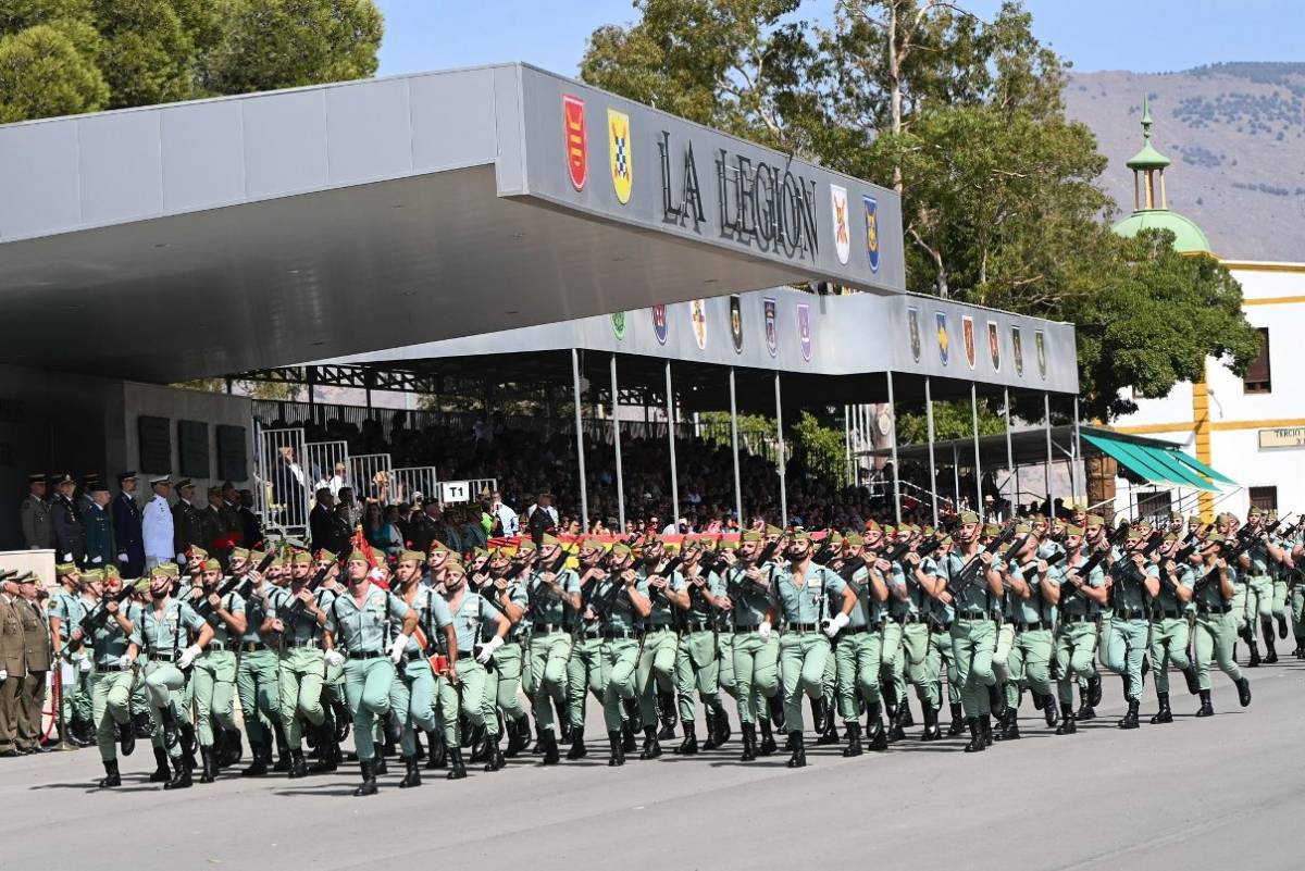 Formación de la Legión, desfilando con su habitual paso, frente a la tribuna de su Base de Viator. (foto X María del Mar Vázquez-Ayuntamiento Almería) Formación de la Legión, desfilando con su habitual paso, frente a la tribuna de su Base de Viator. (foto X María del Mar Vázquez-Ayuntamiento Almería)