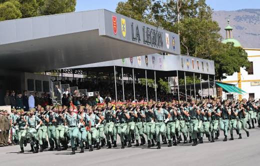 Formacin de la Legin, desfilando con su habitual paso, frente a la tribuna de su Base de Viator. (foto X Mara del Mar Vzquez-Ayuntamiento Almera)