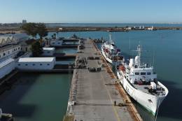 El Malaspina (primer plano) y el Tofio en La Carraca, durante el acto de su 50 aniversario. (foto IHM)