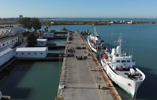 El Malaspina (primer plano) y el Tofio en La Carraca, durante el acto de su 50 aniversario. (foto IHM)
