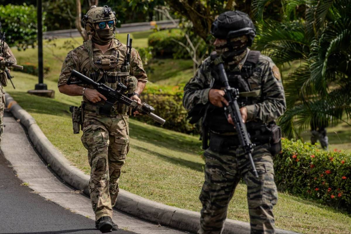 Operadores de fuerzas especiales de Estados Unidos y Panamá durante el ejercicio de respuesta a crisis. (Créditos SOCSUTH) Operadores de fuerzas especiales de Estados Unidos y Panamá durante el ejercicio de respuesta a crisis. (Créditos SOCSUTH)