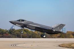 El que ser� el primer F-35 de la Fuerza A�rea de Finlandia despegando de las instalaciones de Lockheed Martin, sitas en Fort Worth. (Foto Lockheed Martin)
