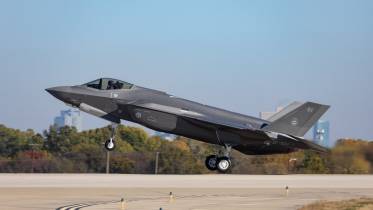 El que será el primer F-35 de la Fuerza Aérea de Finlandia despegando de las instalaciones de Lockheed Martin, sitas en Fort Worth. (Foto Lockheed Martin) El que será el primer F-35 de la Fuerza Aérea de Finlandia despegando de las instalaciones de Lockheed Martin, sitas en Fort Worth. (Foto Lockheed Martin)