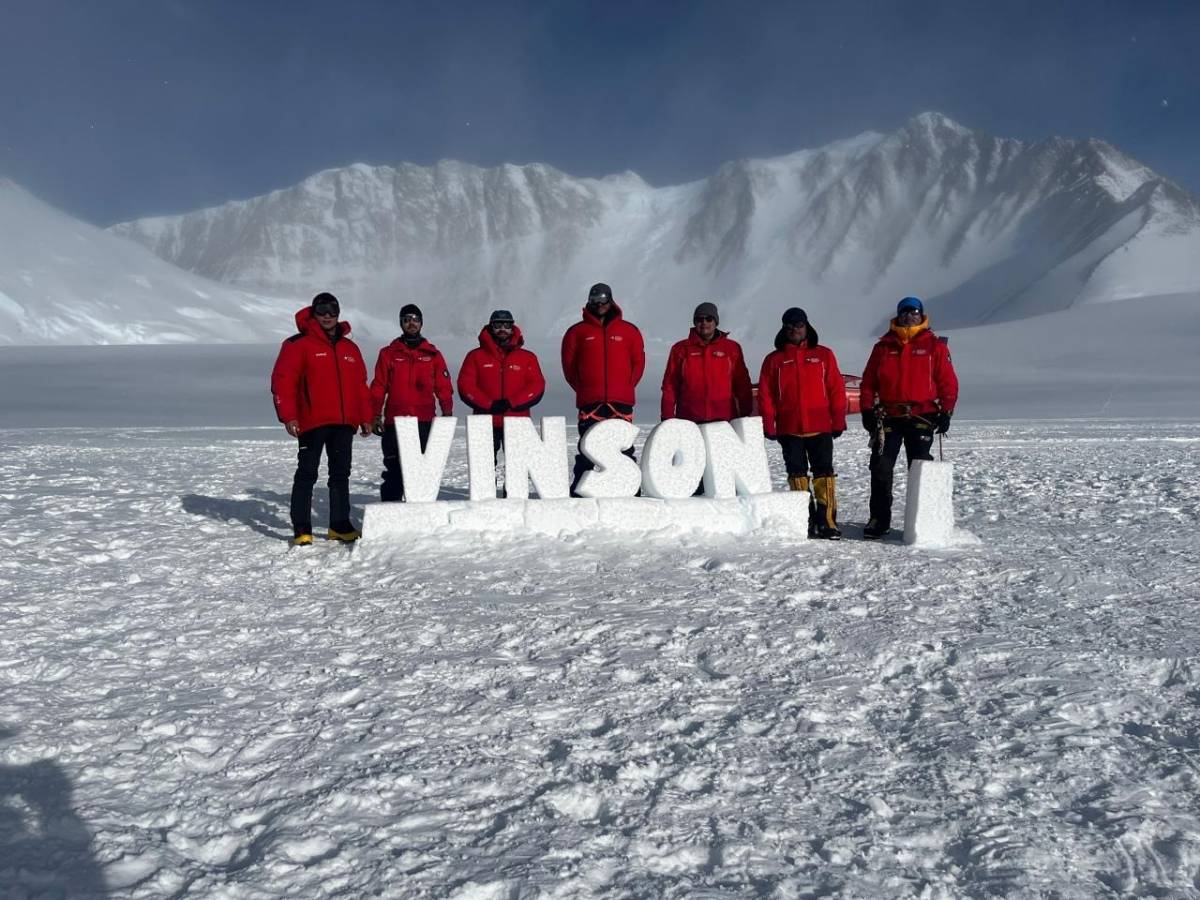 Equipo Chileno en el Monte Vison, el punto más alto de la Antártica. Equipo Chileno en el Monte Vison, el punto más alto de la Antártica.