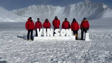 Equipo Chileno en el Monte Vison, el punto ms alto de la Antrtica.
