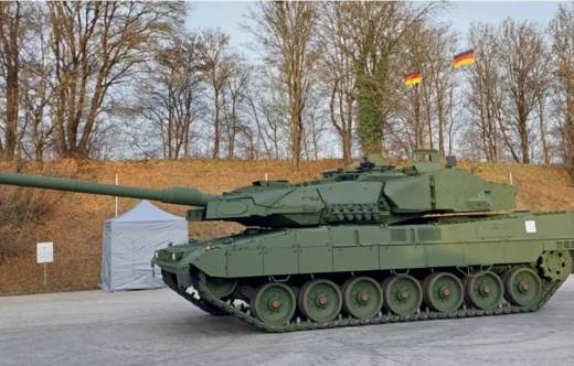 El  carro de combate Leopard 2 A8 armado con el ca��n Rheinmetall de 120 mm/L55A1.  (foto Bundeswehr)