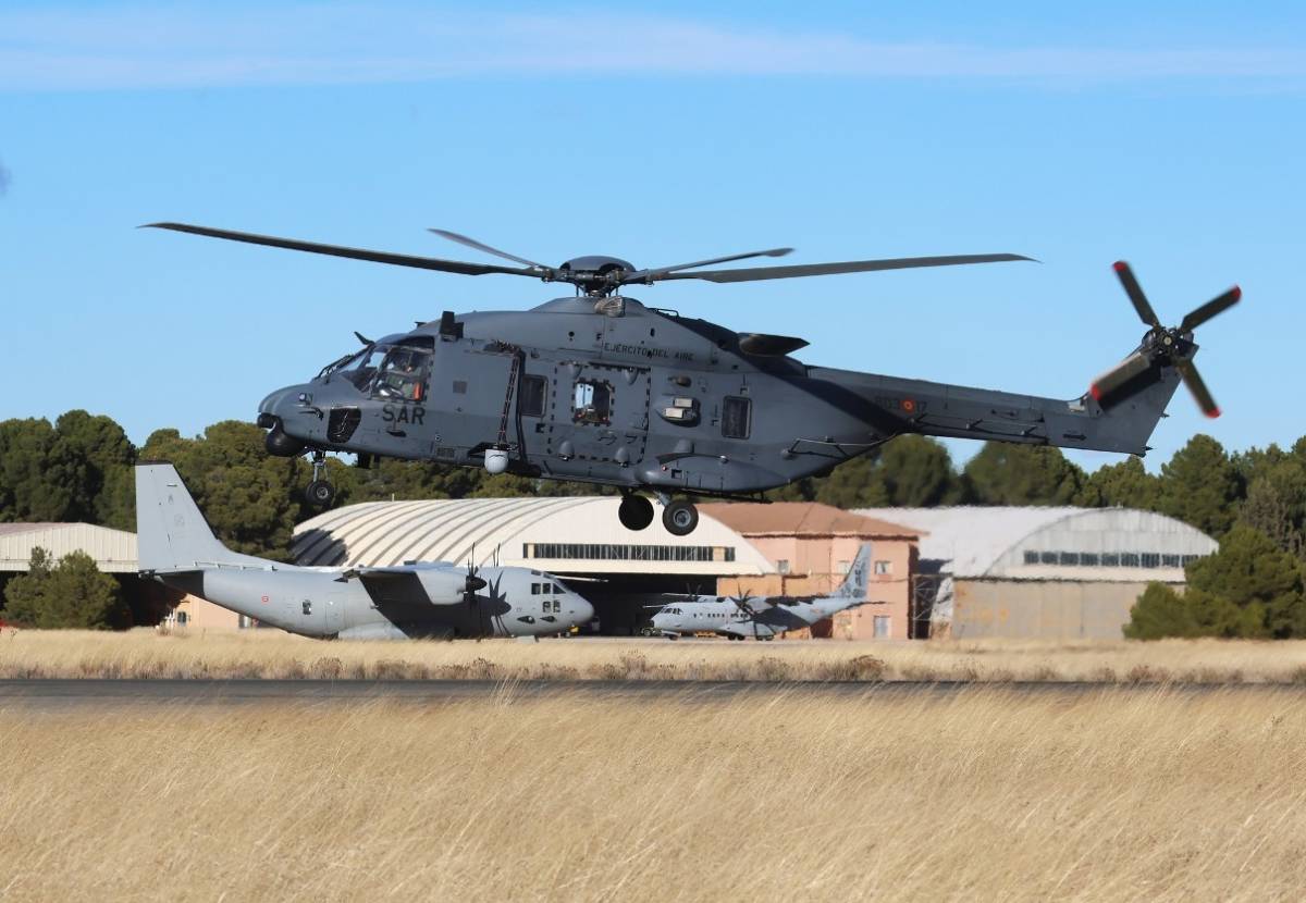 Uno de los protagonistas del último FC fue un helicóptero NH90 del 803 Escuadrón del Ejército del Aire y del Espacio; al fondo se aprecian aviones de transporte C-27J y C295. Uno de los protagonistas del último FC fue un helicóptero NH90 del 803 Escuadrón del Ejército del Aire y del Espacio; al fondo se aprecian aviones de transporte C-27J y C295.