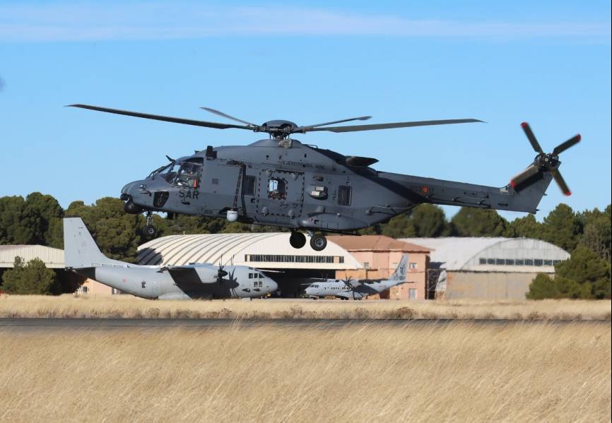 Uno de los protagonistas del último FC fue un helicóptero NH90 del 803 Escuadrón del Ejército del Aire y del Espacio; al fondo se aprecian aviones de transporte C-27J y C295.