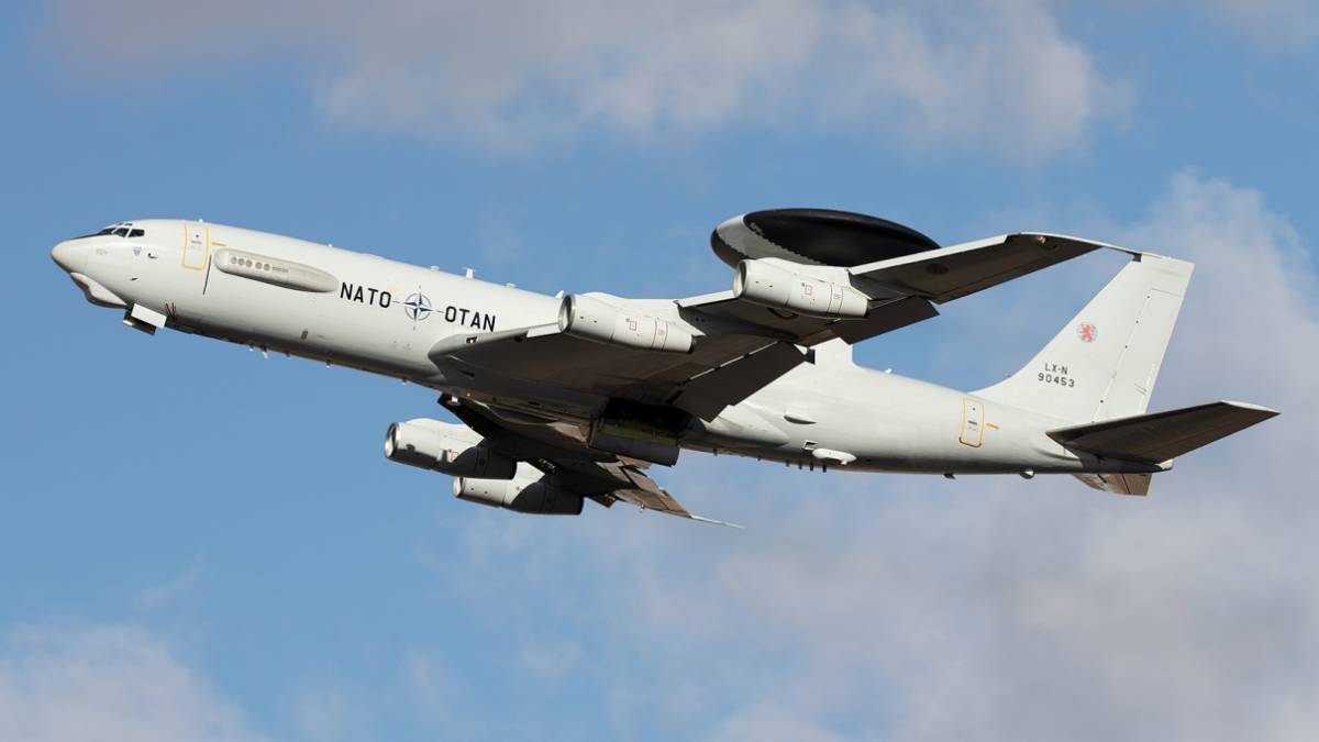 Una de las claves del TLP es el mando y control aéreo, a cargo de un avión AEW&C (Airborne Early Warning and Control) Boeing E-3 “Sentry” de la OTAN. (Foto: Javier Sánchez Gómez) Una de las claves del TLP es el mando y control aéreo, a cargo de un avión AEW&C (Airborne Early Warning and Control) Boeing E-3 “Sentry” de la OTAN. (Foto: Javier Sánchez Gómez)