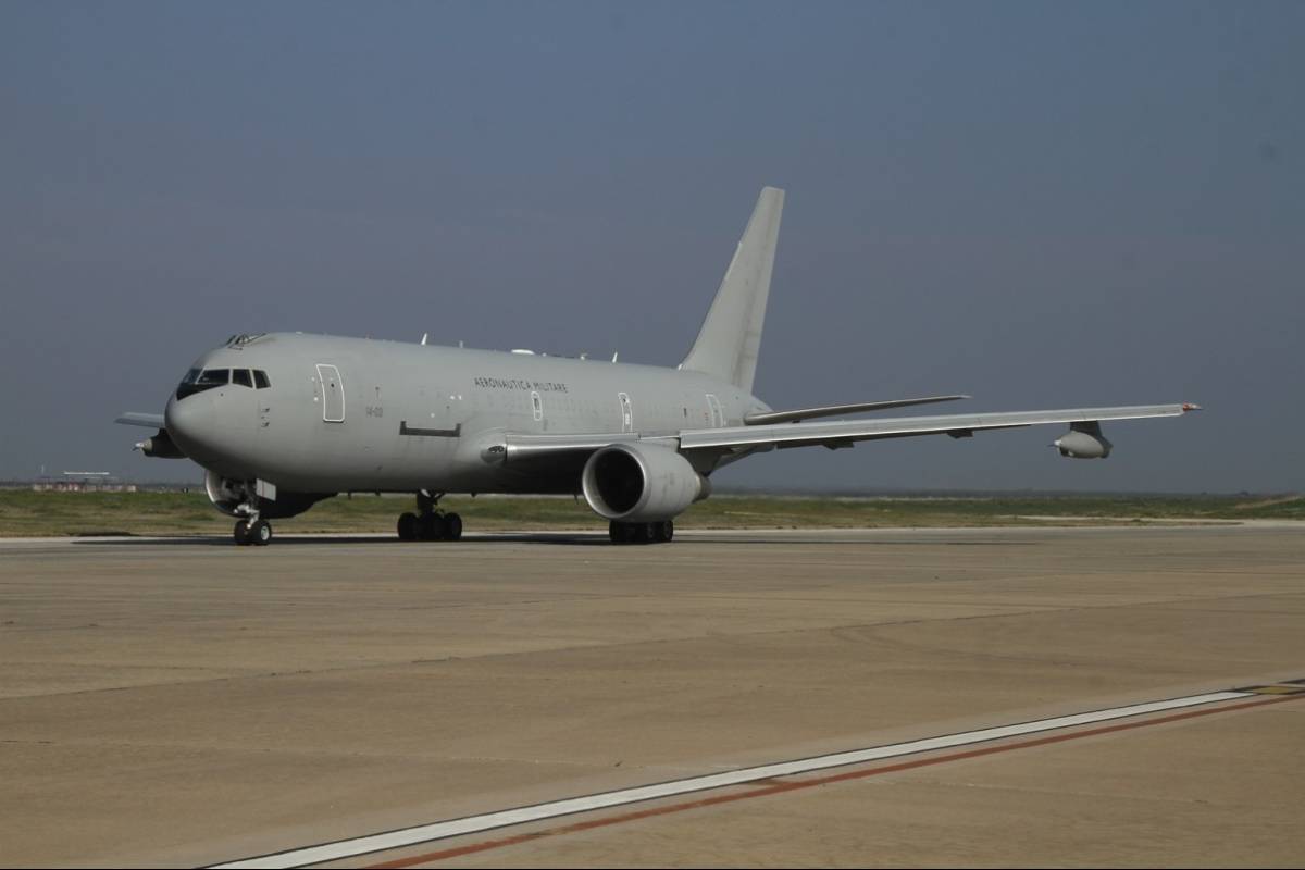 Otros aviones cisterna participantes fueron los Boeing KC-767A de la AMI, que operaron desde su base de Pratica di Mare (Italia). Otros aviones cisterna participantes fueron los Boeing KC-767A de la AMI, que operaron desde su base de Pratica di Mare (Italia).