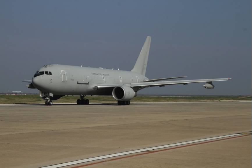 Otros aviones cisterna participantes fueron los Boeing KC-767A de la AMI, que operaron desde su base de Pratica di Mare (Italia).