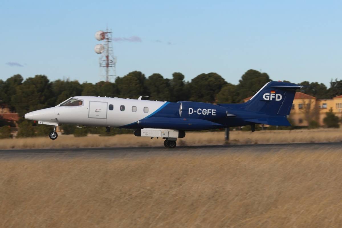Los aviones de apoyo, como el AEW&C y el Learjet 36A “Jamkite” (en la imagen), despegan antes del inicio del COMAO. Los aviones de apoyo, como el AEW&C y el Learjet 36A “Jamkite” (en la imagen), despegan antes del inicio del COMAO.