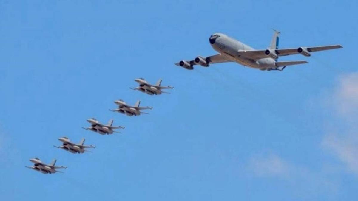 KC-135E Stratotanker junto a cinco F-16 Fighting Falcon de la Fuerza Aérea de Chile (FACh) KC-135E Stratotanker junto a cinco F-16 Fighting Falcon de la Fuerza Aérea de Chile (FACh)