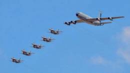KC-135E Stratotanker junto a cinco F-16 Fighting Falcon de la Fuerza A�rea de Chile (FACh) 